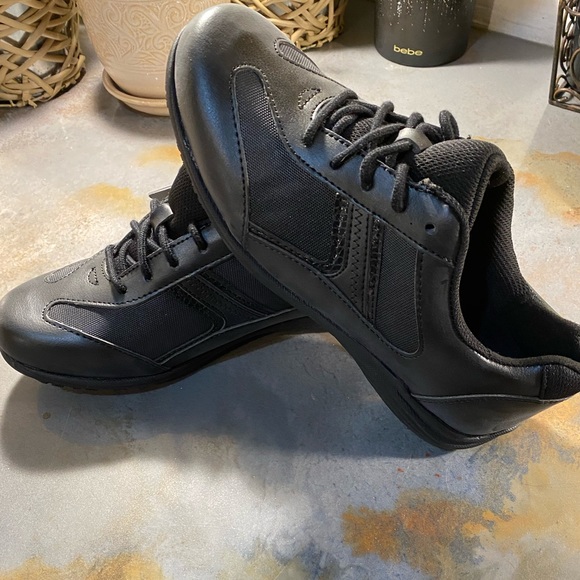 NIB Safe T Step Sneakers, Black, size 8 Wide. Designed for Slip Proof Security. - Picture 2 of 11